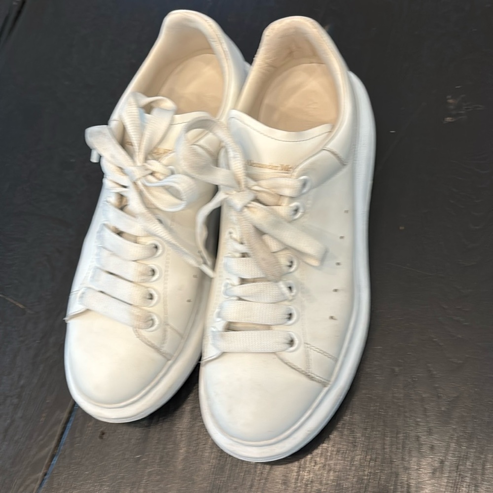 Alexander McQueen Sneaker in White 381/2